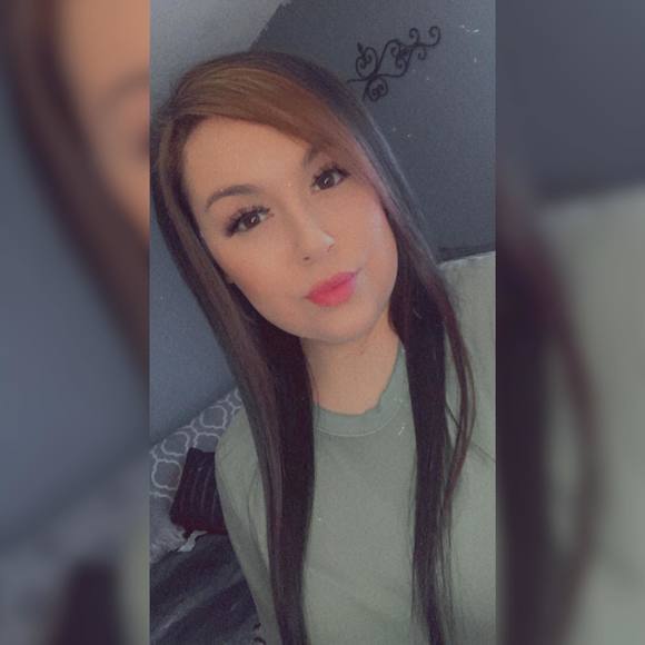 Profile Picture of Roxanne Cardona (@roxannenicholas) on Poshmark