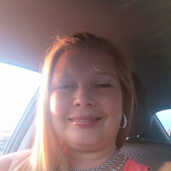 Profile Picture of Tina Engle (@tinaengle) on Poshmark