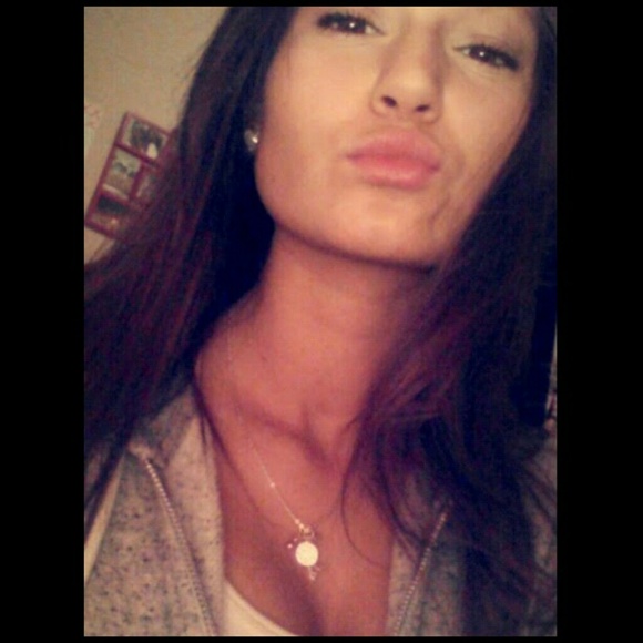 Profile Picture of Brittney Barker (@brittbarkss) on Poshmark