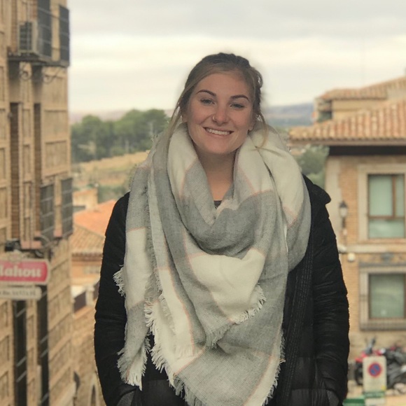 Profile Picture of Isabelle Crowhurst (@isabellecrow) on Poshmark