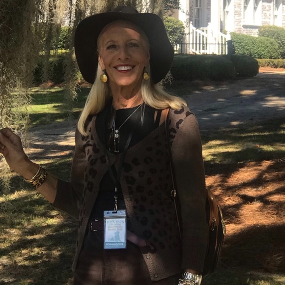 Profile Picture of Robin Gaston (@sam87eliz90) on Poshmark