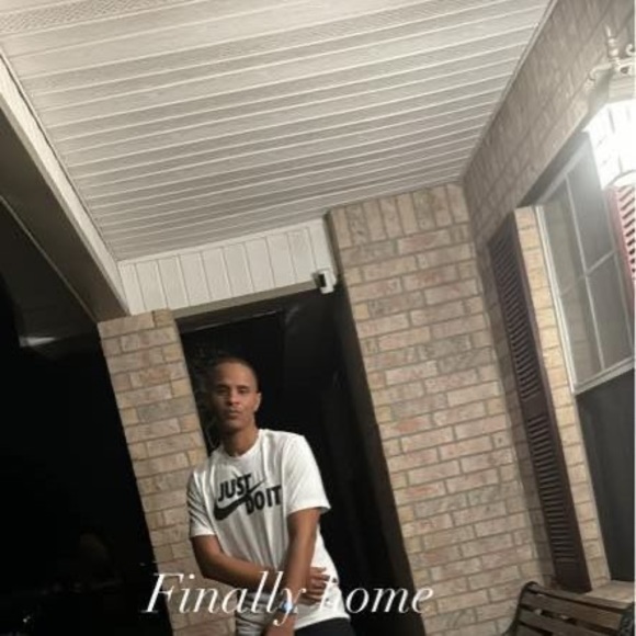 Profile Picture of Robert Sinegal (@rsinegal08) on Poshmark