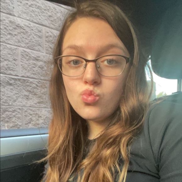 Profile Picture of Chloe Labowski (@chloealabowski) on Poshmark