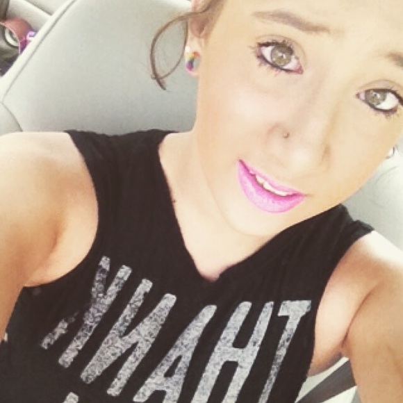 Profile Picture of Kami Scott (@kami_scott19) on Poshmark