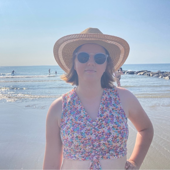 Profile Picture of Julia Savage (@juliasavage742) on Poshmark