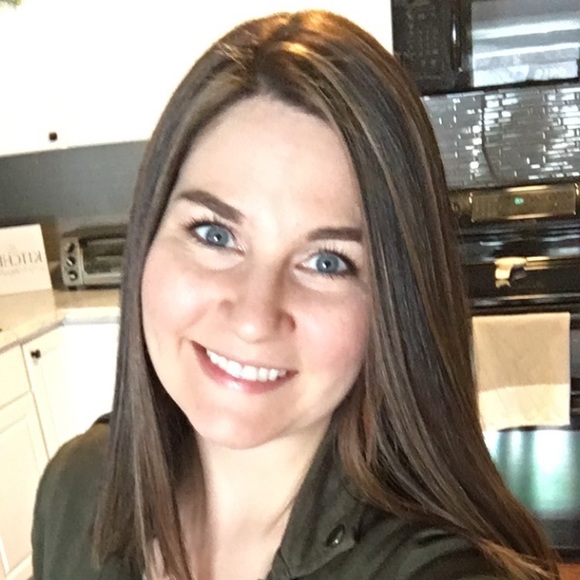 Profile Picture of Karlene Nelson (@karlenenelson) on Poshmark