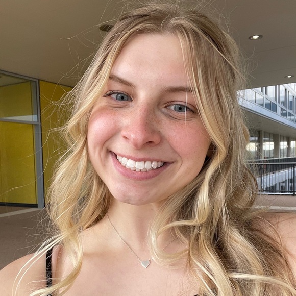 Profile Picture of Maya Cafasso (@mayacafasso) on Poshmark