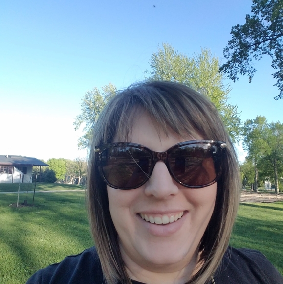 Profile Picture of Amanda Heggeseth (@aheggeseth) on Poshmark