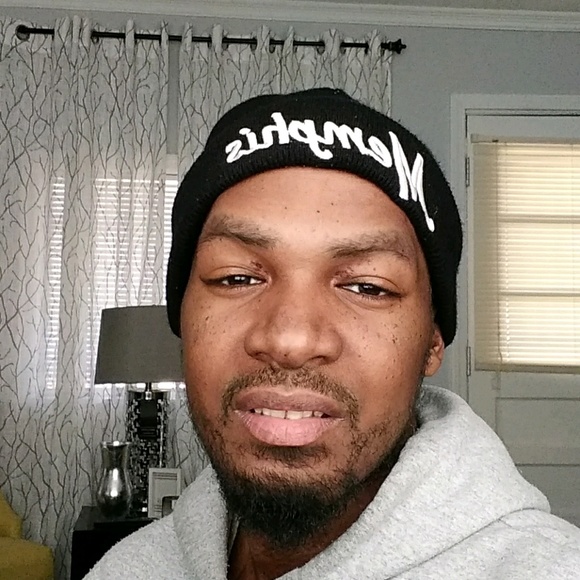 Profile Picture of Daniel Rivers (@jontuerivers) on Poshmark