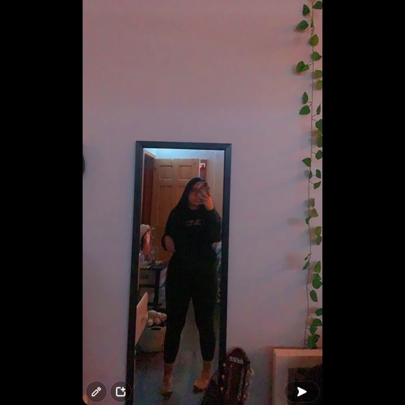 Profile Picture of Isabel Bennett (@isabellauraa) on Poshmark