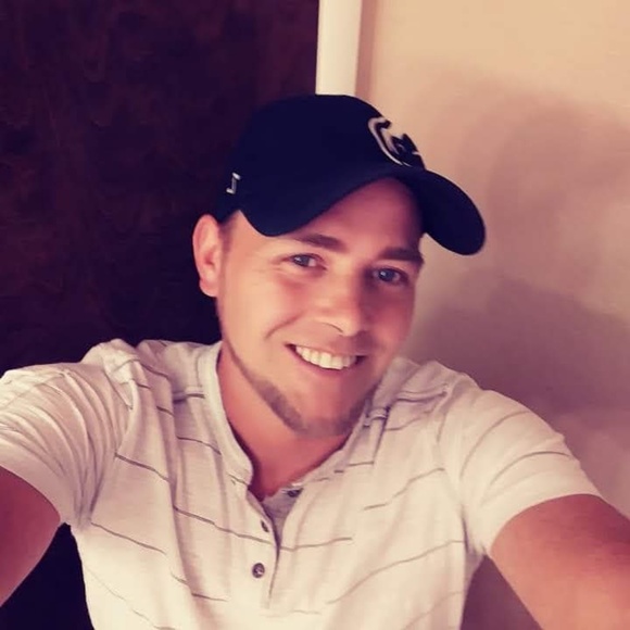 Adam Huett - Poshmark Profile Picture of Adam Huett (@adamhuett06) on Poshmark