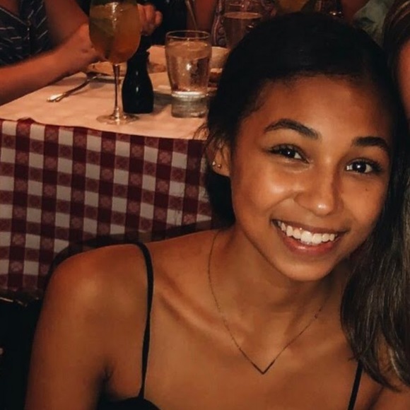 Profile Picture of Maya Albold (@maya_albold) on Poshmark