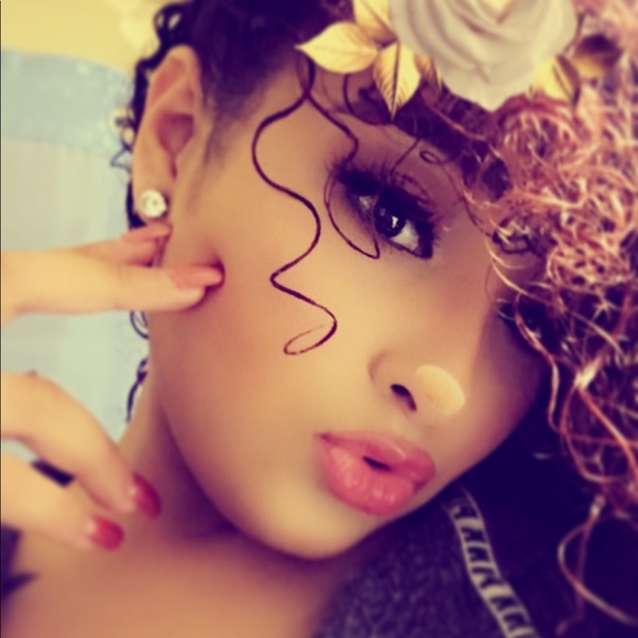 Profile Picture of Destiny Eppright (@destiny2100) on Poshmark