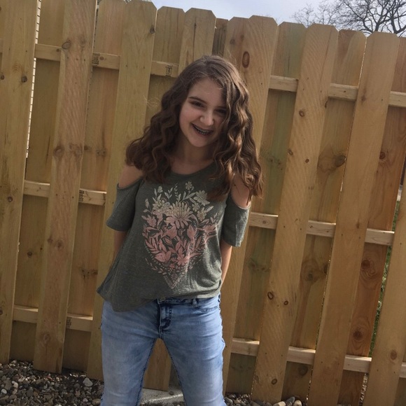 Profile Picture of Haley Momic (@xhaleyx2) on Poshmark