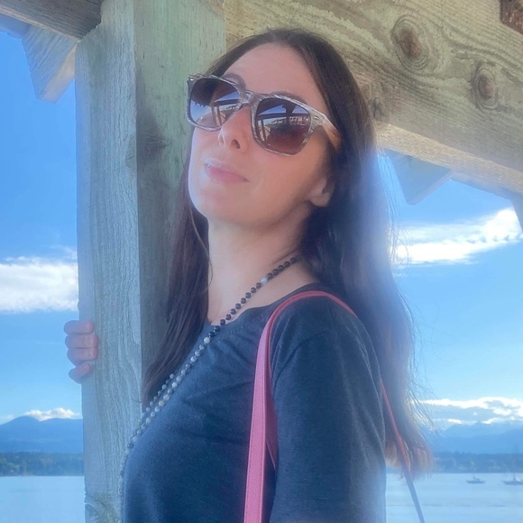 Profile Picture of Heather Quinn (@sundaysunnyside) on Poshmark