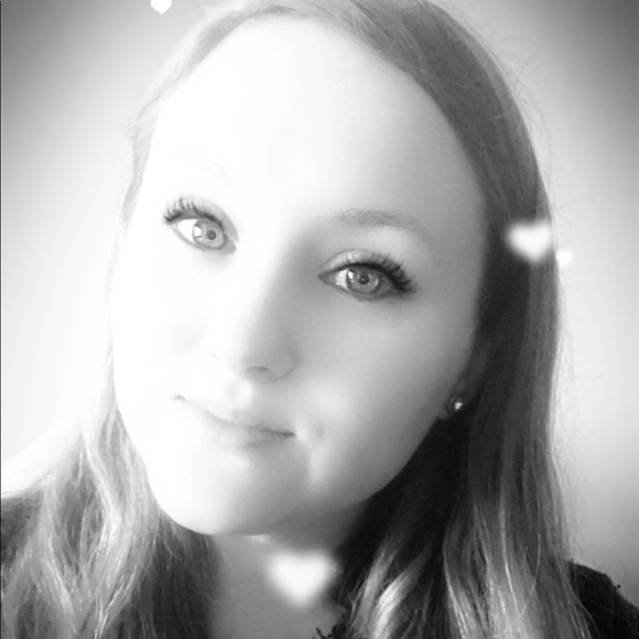 Profile Picture of Robyn Balousek (@rmbalousek) on Poshmark