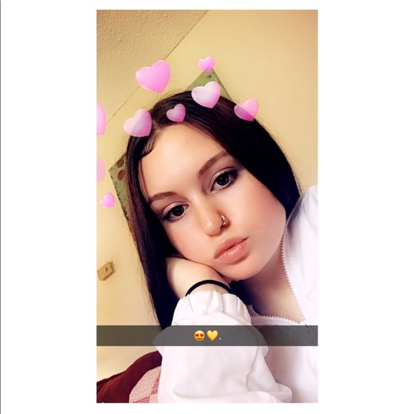 Profile Picture of Emily Blake (@pretty_em) on Poshmark