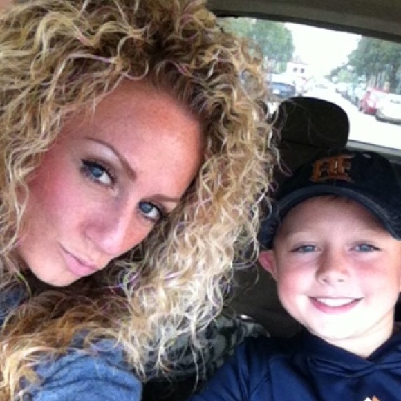 Profile Picture of Amanda Bowen (@mandolyn77) on Poshmark