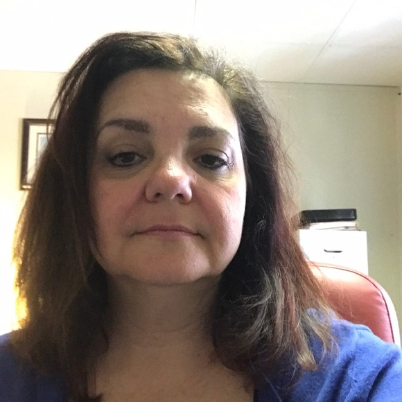 Profile Picture of Lori Arruda (@loriarruda) on Poshmark