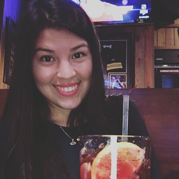 Profile Picture of Ayerim Requena (@ayerimdv03) on Poshmark