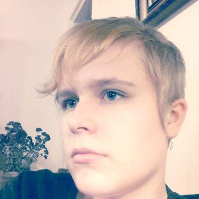 Profile Picture of Hanna (@HannaTheReader) on Twitter