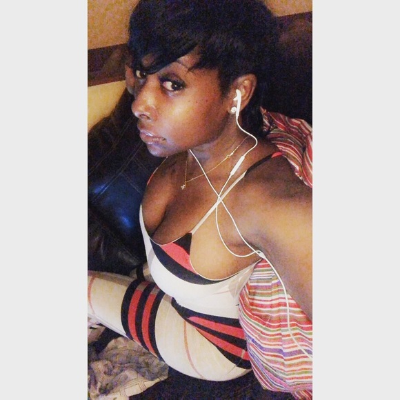 Profile Picture of Mikole Nelson (@mikolenelson77) on Poshmark