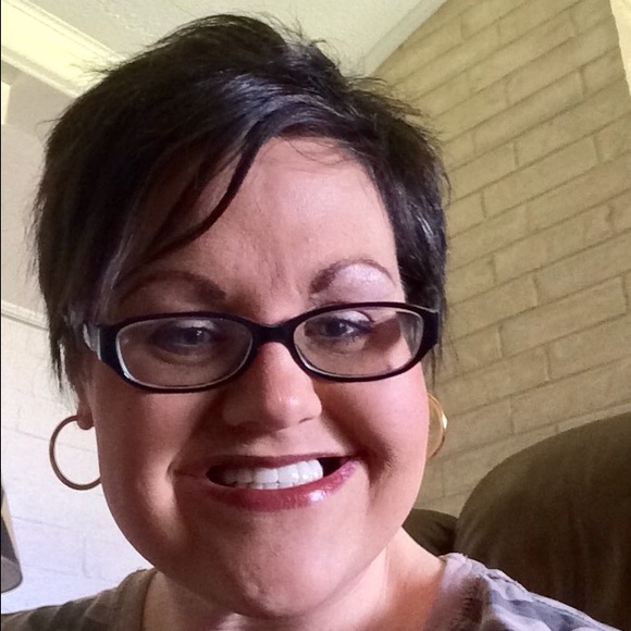 Profile Picture of Denise Holcombe (@sassyden) on Poshmark