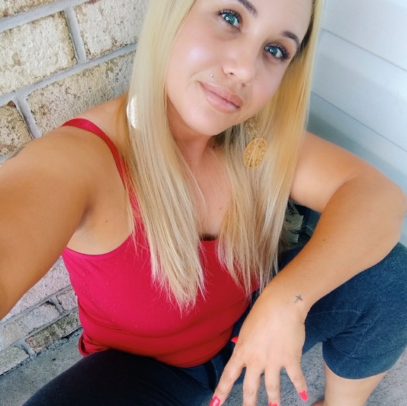 Profile Picture of Carmen Czako (@carmenczako) on Poshmark