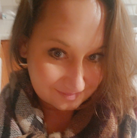 Profile Picture of Amanda Bertschi (@amandabertschi) on Poshmark