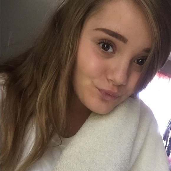 Profile Picture of Bryana Albers (@bryanaalbers) on Poshmark