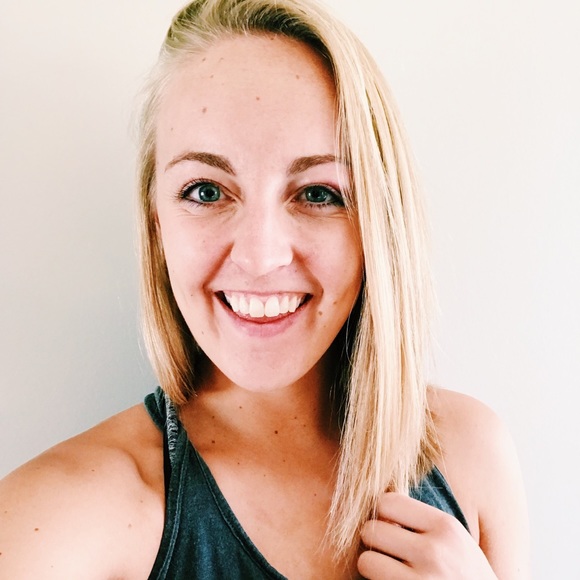 Profile Picture of Amber Rosberg (@anrosberg) on Poshmark