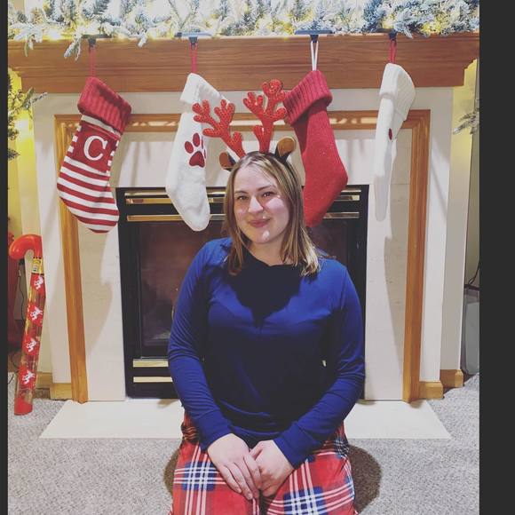 Profile Picture of Halle Goldberger (@hgoldberger) on Poshmark