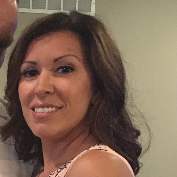 Profile Picture of Tina Miele (@tmiele1975) on Poshmark