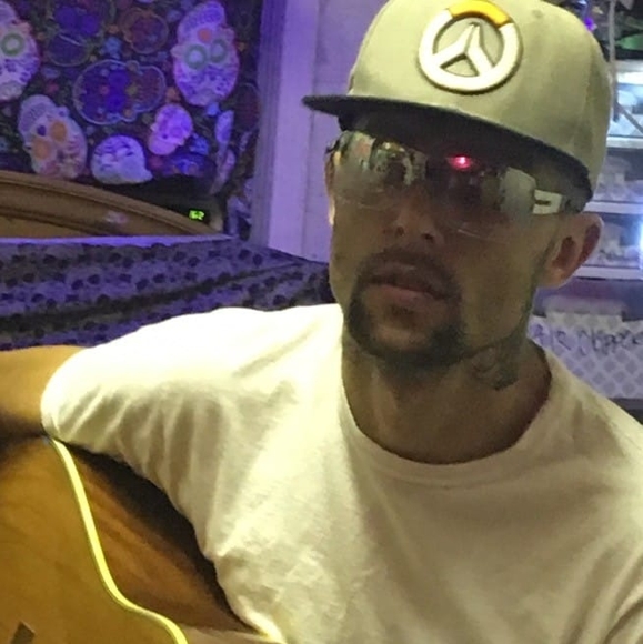 Profile Picture of Eric Williams (@weric9827) on Poshmark