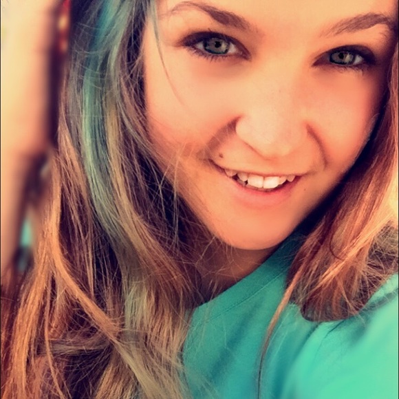 Profile Picture of Autumn Faulkner (@autumnjaynef) on Poshmark