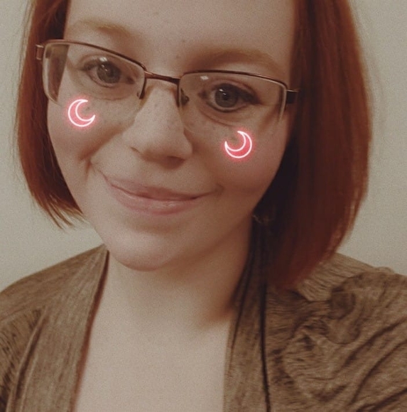 Profile Picture of Carli Mullis (@mylittlered1996) on Poshmark