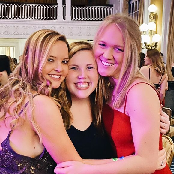 Profile Picture of Cassie Gilboy (@heyitscassiee) on Poshmark