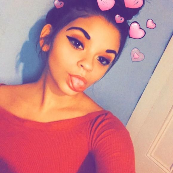 Profile Picture of Olivia Hayes (@notlivhayes) on Poshmark