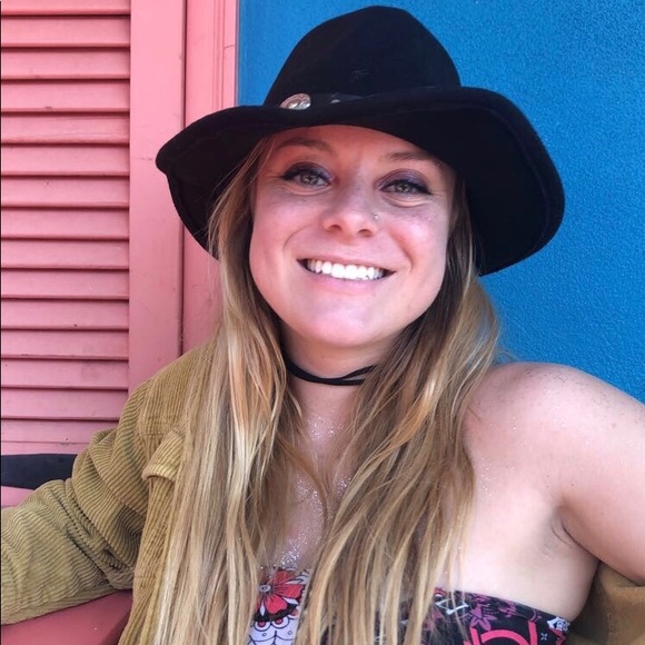 Profile Picture of Allison Farrell (@alfarrellwoo) on Poshmark