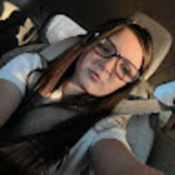 Profile Picture of Leara Engle (@learaengle) on Poshmark