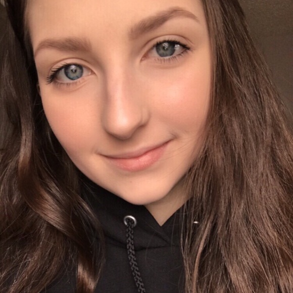 Profile Picture of Alexia Gillette (@alexiajoyce) on Poshmark