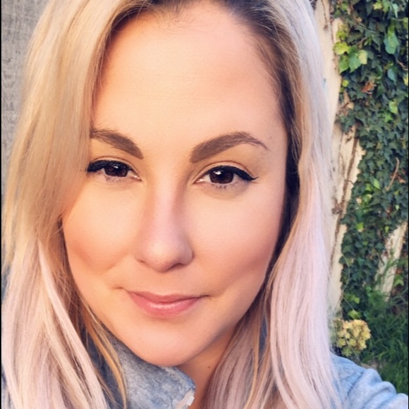 Profile Picture of Jess Reutter (@jessreutter) on Poshmark