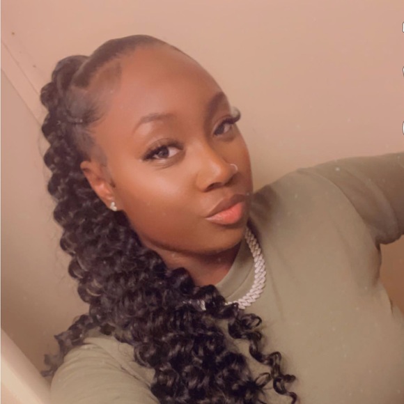Profile Picture of Eloise Harris (@ellabella121) on Poshmark