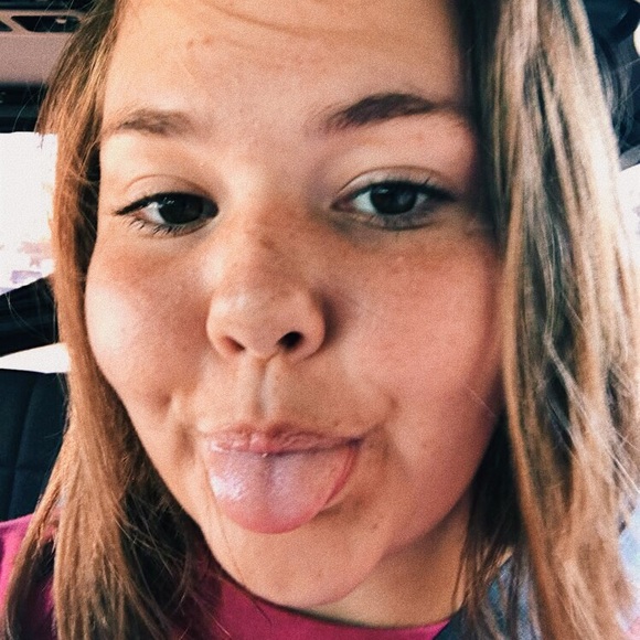 Profile Picture of Abby Hooker (@abbyyhookerr) on Poshmark