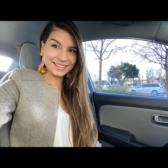 Profile Picture of Emili Steben (@emiligallardo) on Poshmark