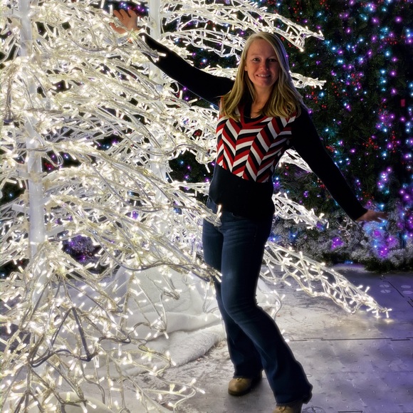 Profile Picture of Larisa Kuklis (@lilkuklis) on Poshmark