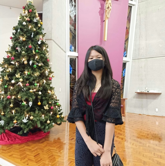 Profile Picture of Rhianna Amper (@rhirhibear123) on Poshmark