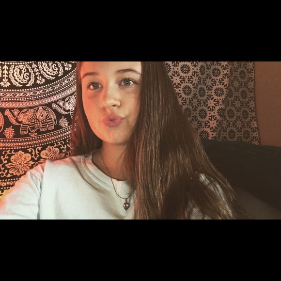 Profile Picture of Brooke Lupinacci (@bnlupinacci) on Poshmark