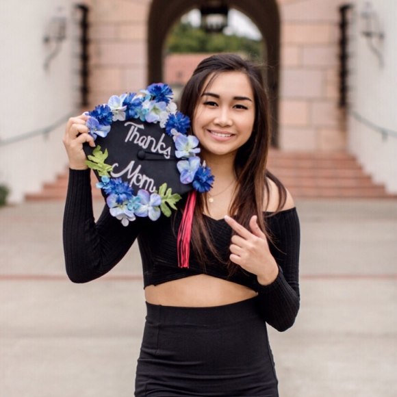 Profile Picture of Melli Diz (@mellidiz) on Poshmark