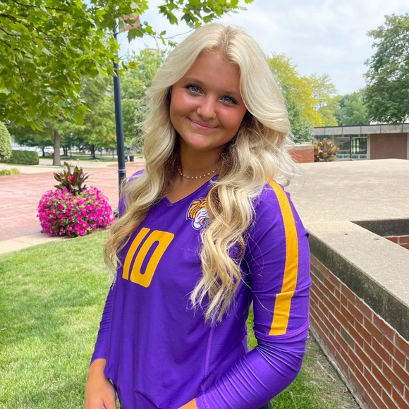 Hadleigh Loitz - Poshmark Profile Picture of Hadleigh Loitz (@hadleighloitz) on Poshmark